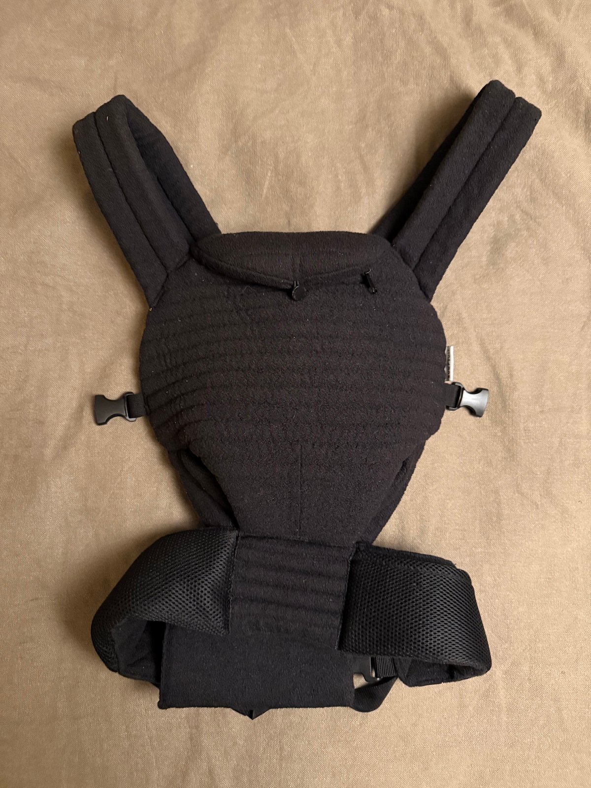 The Armadillo Baby Carrier by Bumpsuit in black