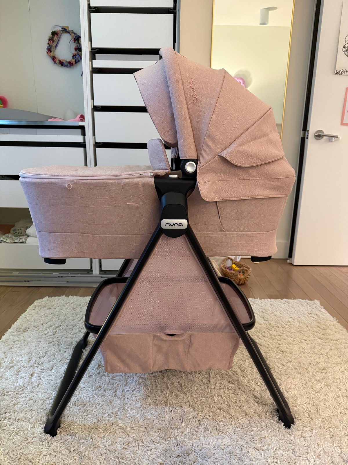 Nuna SWIV/TRIV Bassinet & Stand in Thistle Color